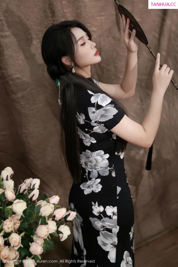   [XiuRen]高清写真图 2025.08.15 No.10655 南乔 黑色旗袍第7张图片